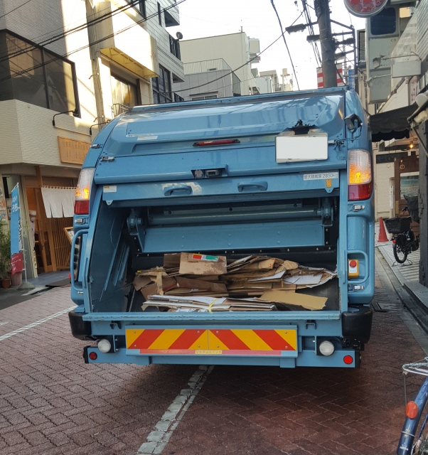 廃プラスチックの圧縮梱包
